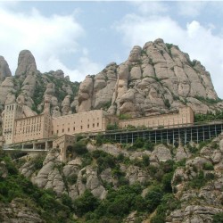 EARLY TOUR MONTSERRAT & SANTA CECILIA CHURCH WITH BRUNCH SMALL GROUP - ENGLISH ONLY